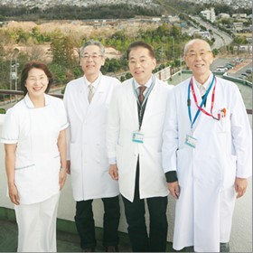 当院の理事長(右)と院長(右から2番目)、副院長(右から3番目)、看護部長(右から4番目)です。