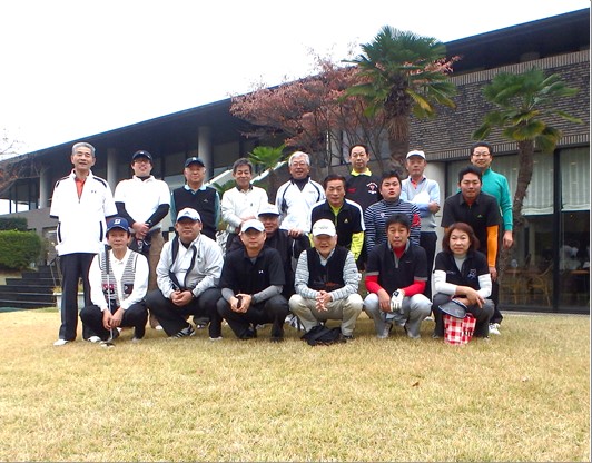 社内のゴルフ同好会（若鈴会）での集合写真です。