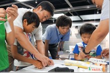 社員の子どもを会社へ招待するプログラム「小さな訪問者」