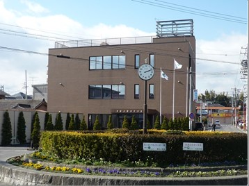 JR武豊線東浦駅　真正面に立地する社屋です。　当社はロータリーの花壇へ電波時計を寄付し、また花壇の水やりには当社の井戸水が使用されています。