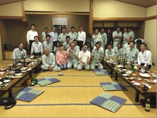 平成27年新入社員歓迎会の集合写真