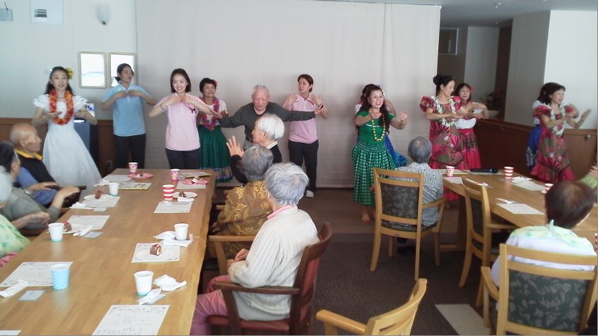 フラダンスのボランティアを招いて介護職員企画の誕生日会
