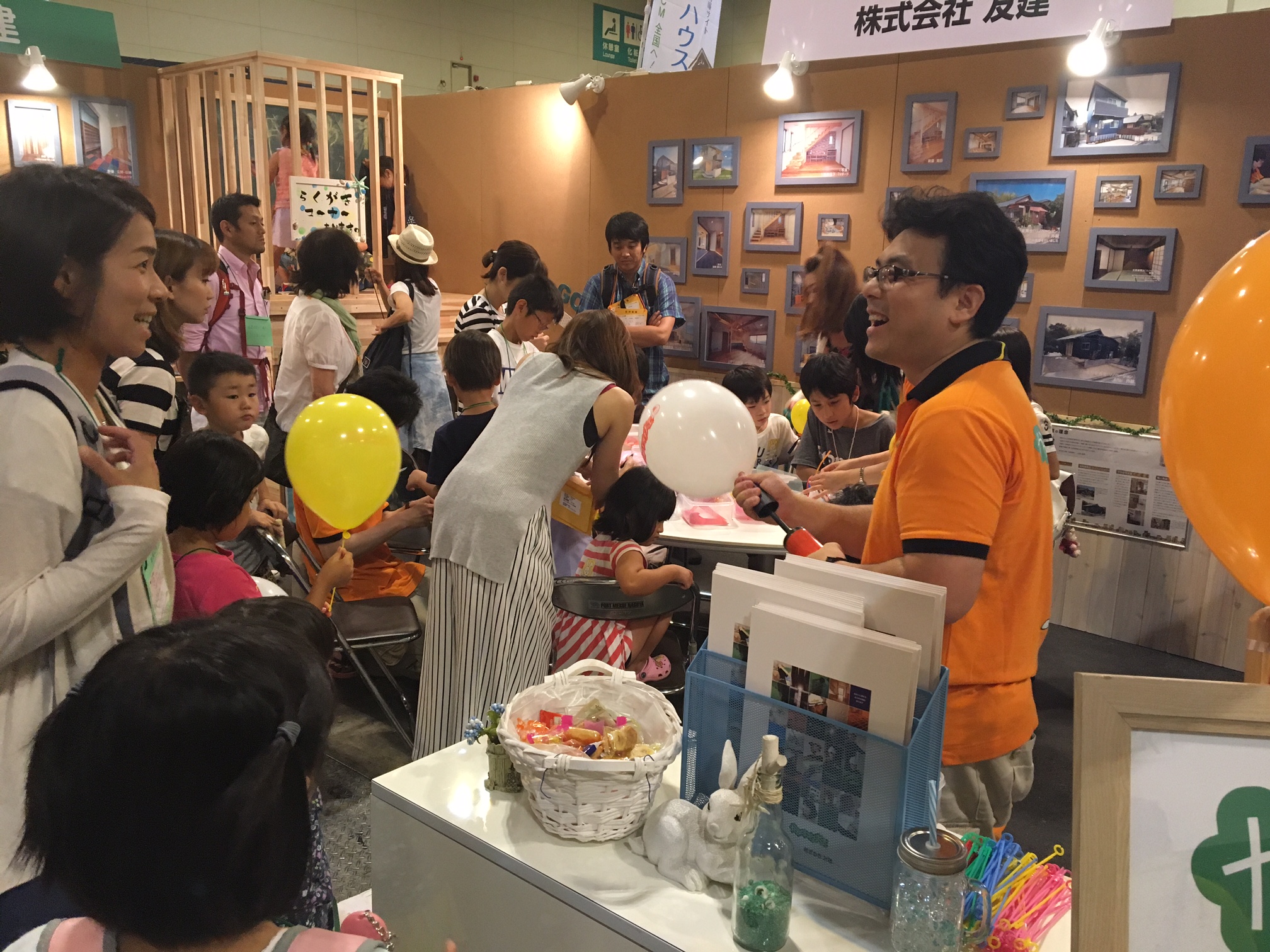 弊社ではお子様から大人まで楽しめるイベントを計画したり、参加させて頂いたりしています。社長含め社員が直接接客をしお客様との交流を大切にしています。