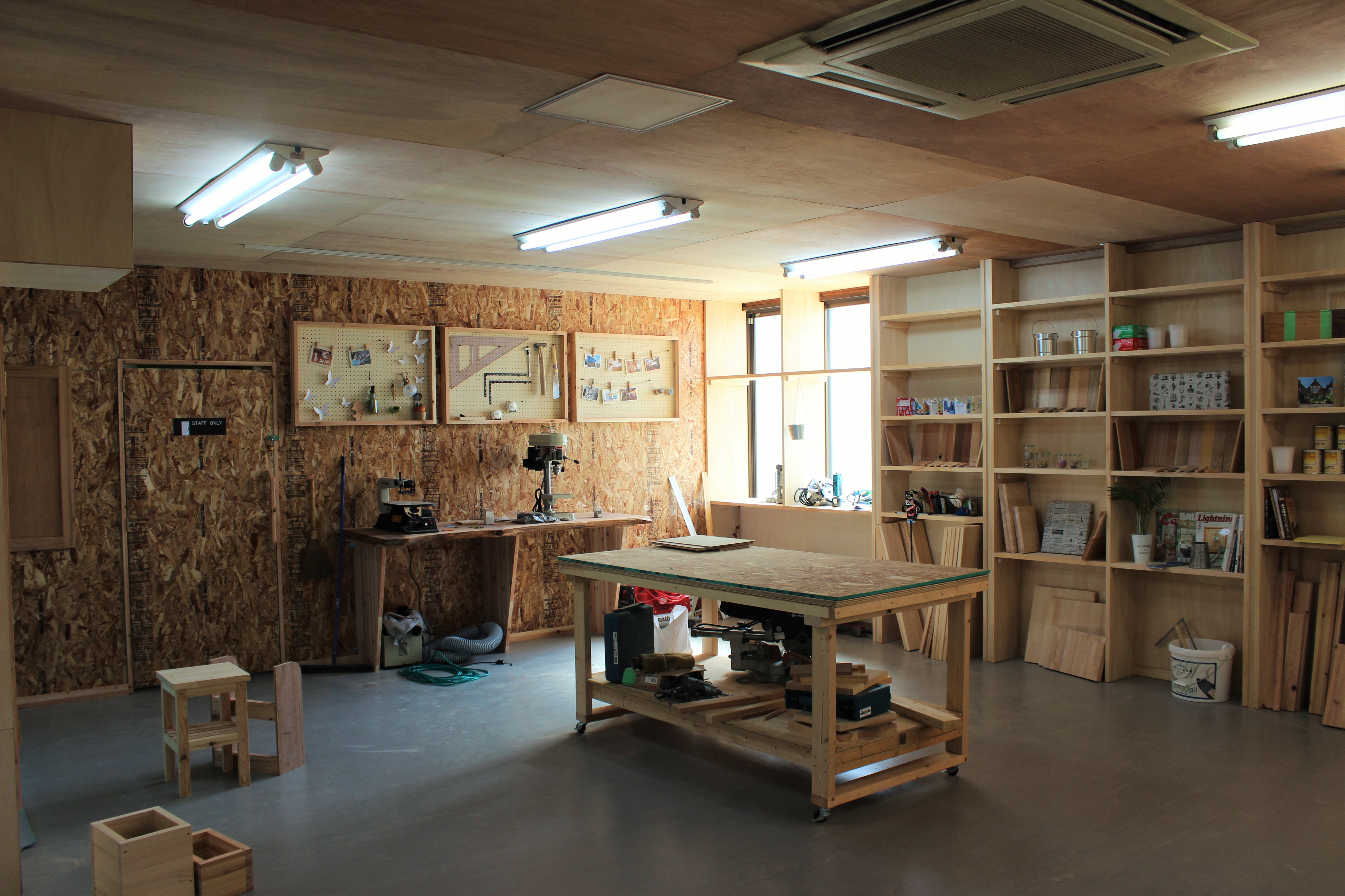 本社1階DIYルームです。大工がサポートするDIY支援の際に使用します。大工が家造りやDIYを通して直接お客様と関わる事も弊社の特色の一つです。